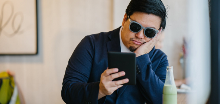 man using kindle